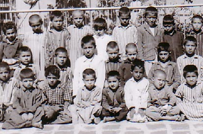 تصویری قدیمی از نماز جماعت کودکان در مدرسه‌ی جعفریه‌ی آیت‌الله شاهرودی(ره)